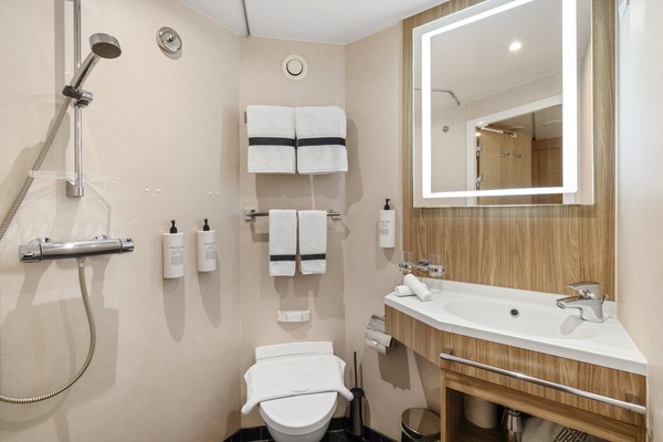 HX Hurtigruten Expeditions, MS Spitsbergen, Arctic Superior P, Credit - Espen Mills 1.jpg